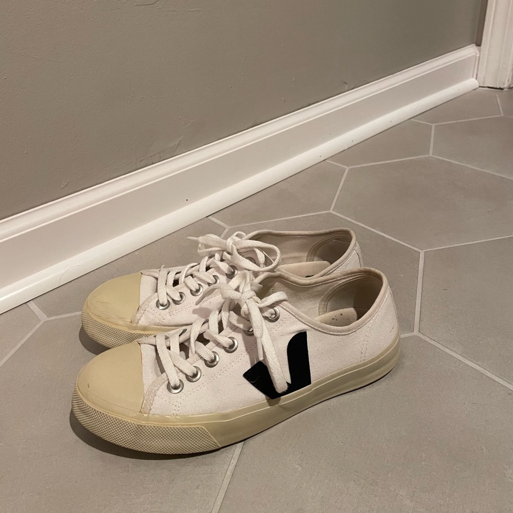 veja tennish shoes white and black